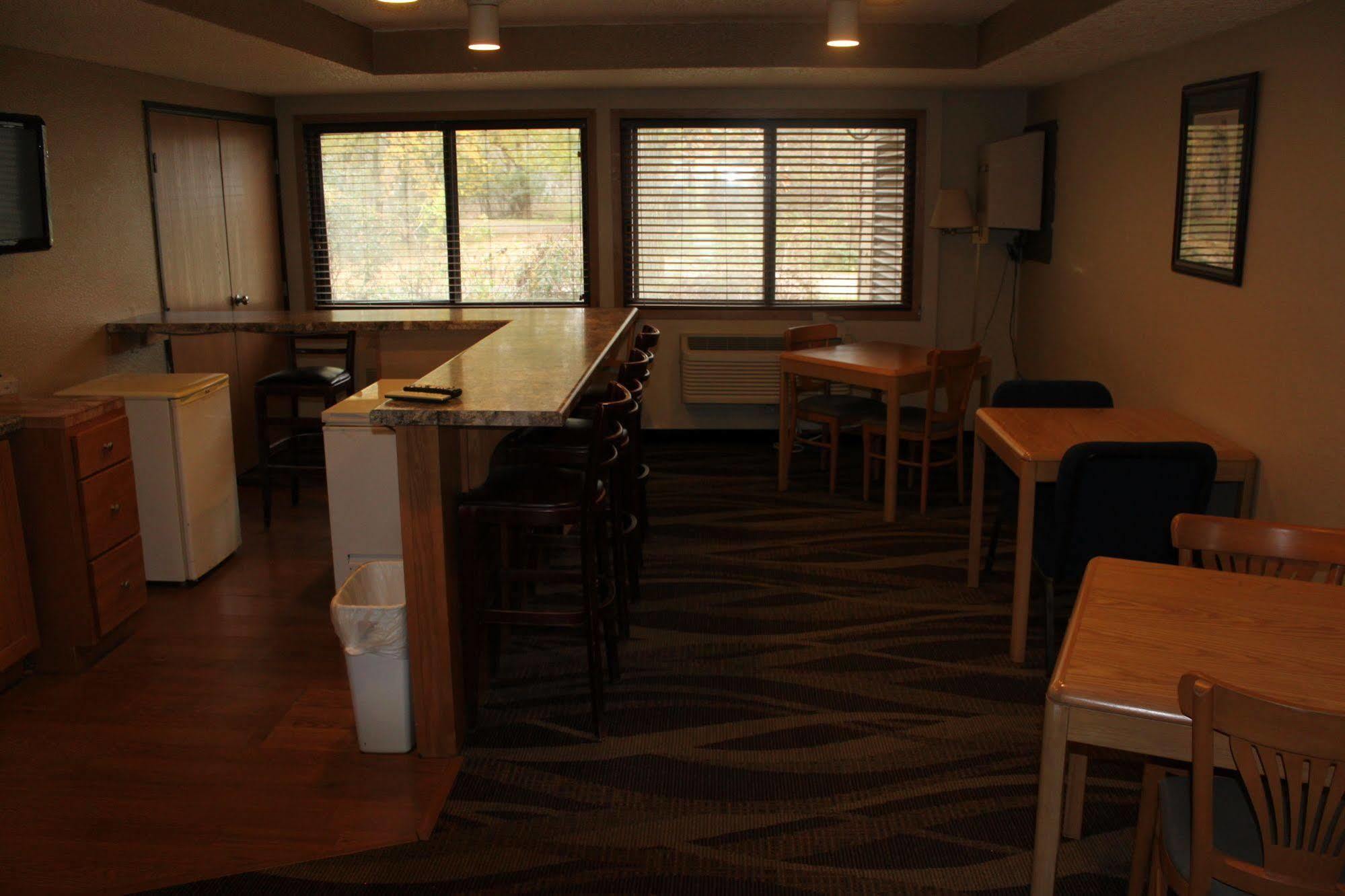 Boarders Inn And Suites By Cobblestone Hotels - Ripon Exterior foto